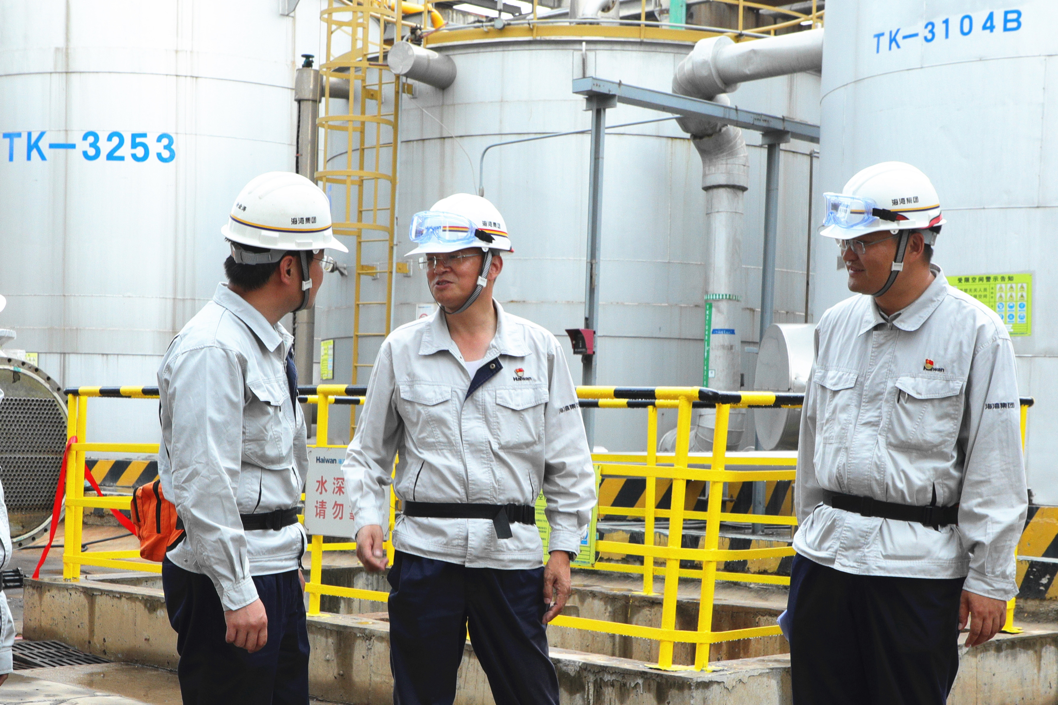 海灣(wan)化學組(zǔ)織端午(wǔ)節前安(ān)全檢查(cha)