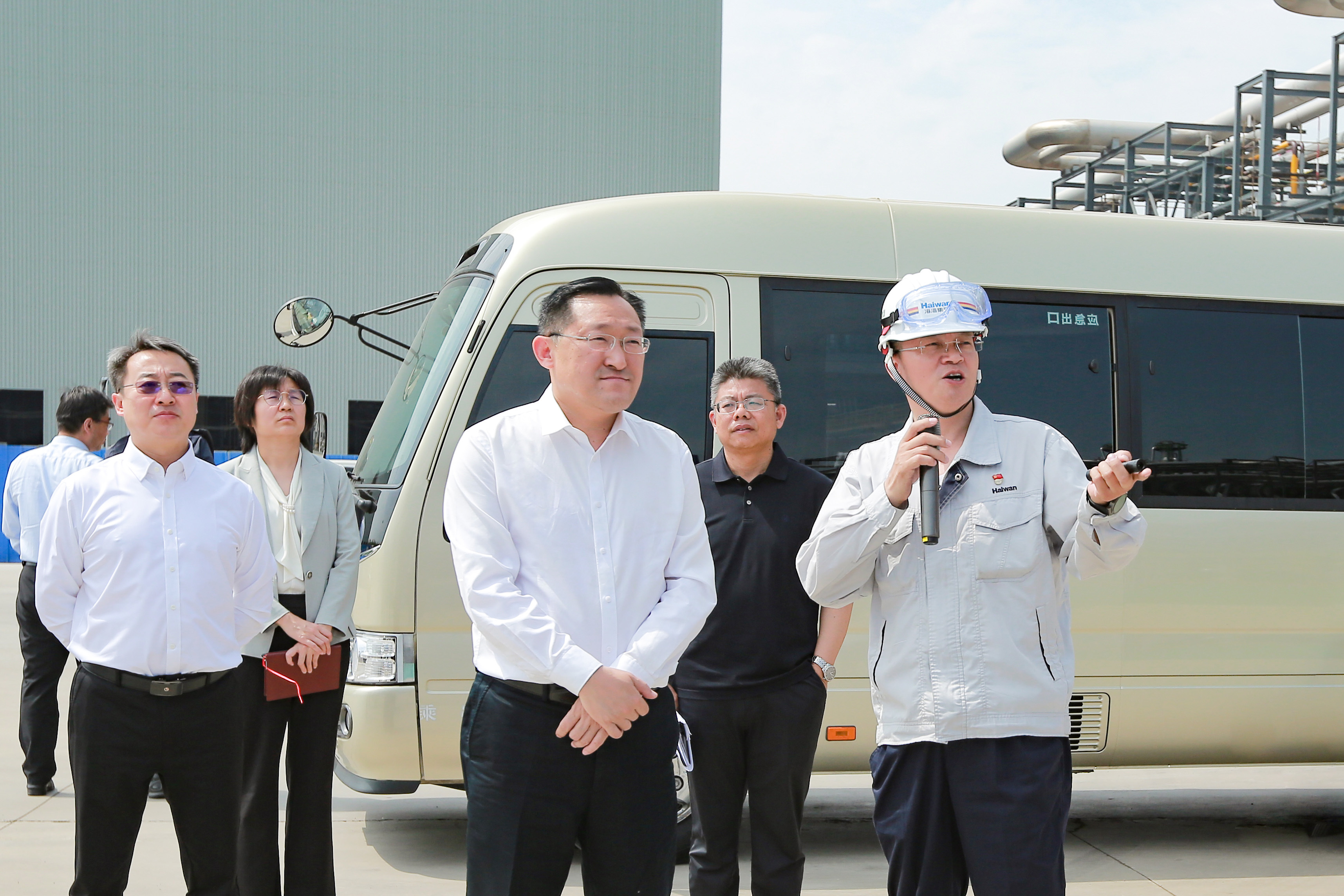 王(wáng)清源區長(zhang)到海灣化(hua)學調研