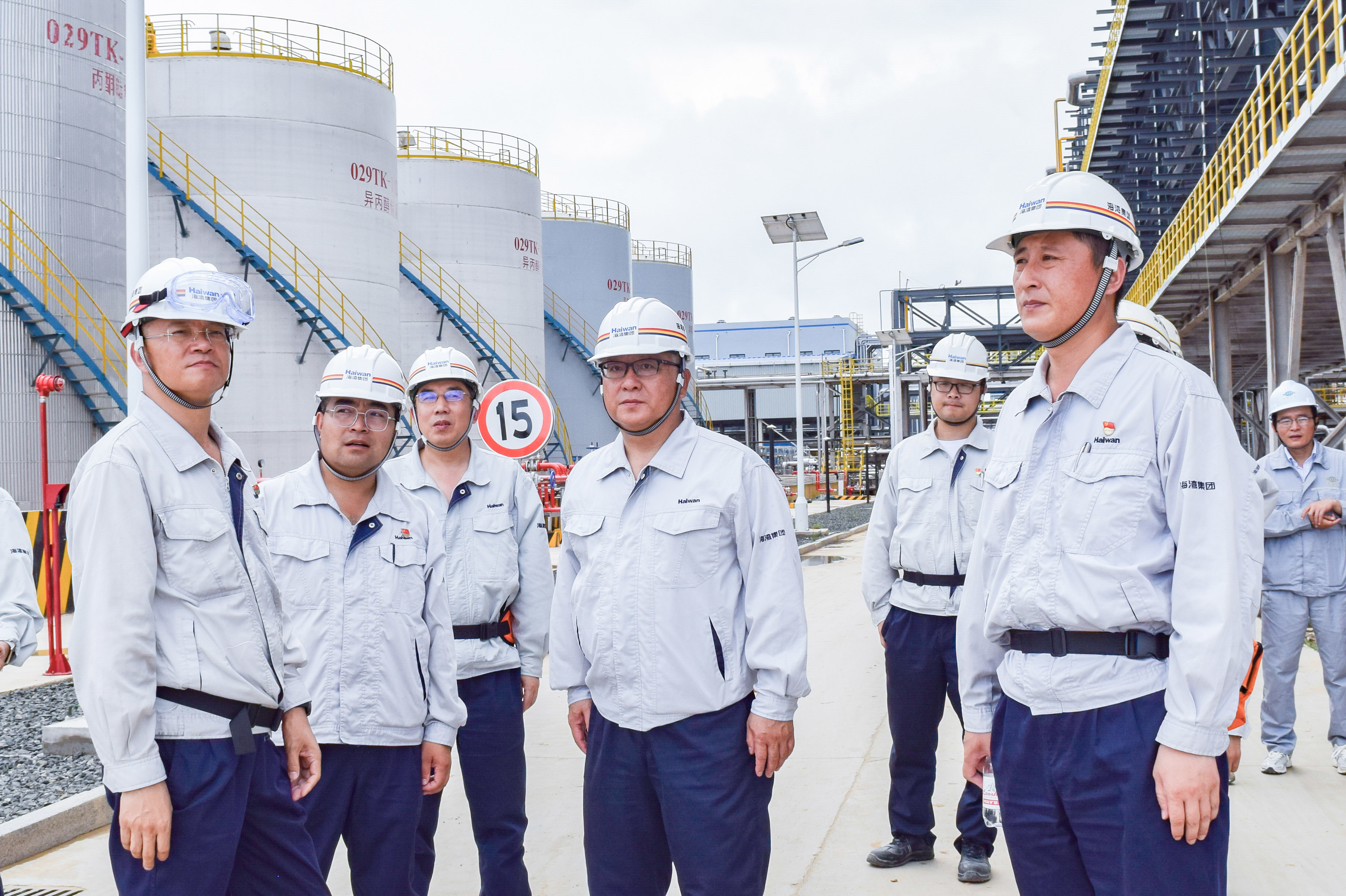 李明董(dǒng)事長帶(dai)隊檢查(cha)安全生(shēng)産工作(zuo)